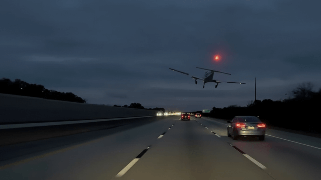 Avião colide com automóvel durante aterragem de emergência na Flórida