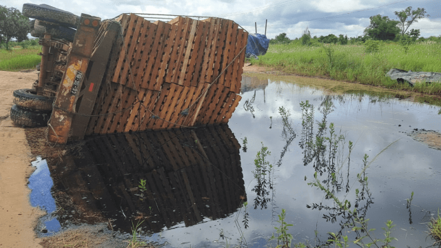 Camião despista e provoca derrame de óleo na N282 em Sofala