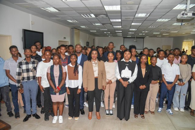 Cento e cinquenta estudantes recebem bolsas para estudar em Portugal