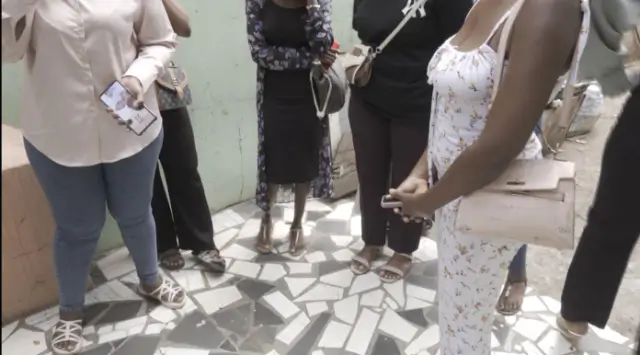 Cerca de cem mulheres exigem devolução de dinheiro após alegada burla em vendas online