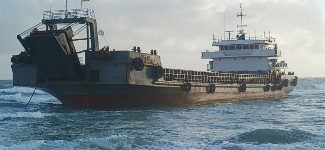 Embarcação da Guiana encalha em Chidenguele durante entrega internacional