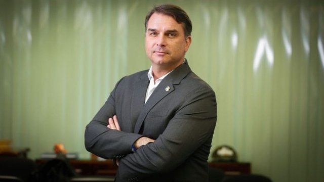 Flávio Bolsonaro anuncia candidatura à presidência do Brasil em 2026