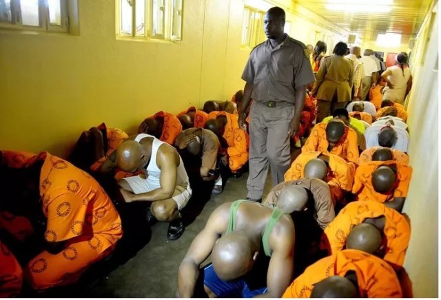 Ministro da África do Sul propõe repatriação de 27 mil