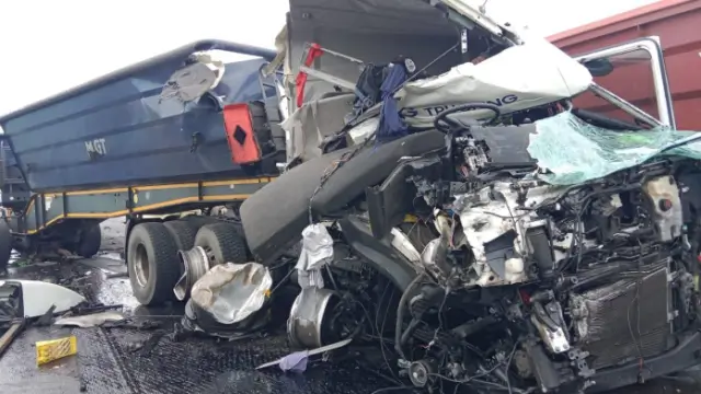 Moamba- Embate entre dois camiões causa morte de condutor na EN4