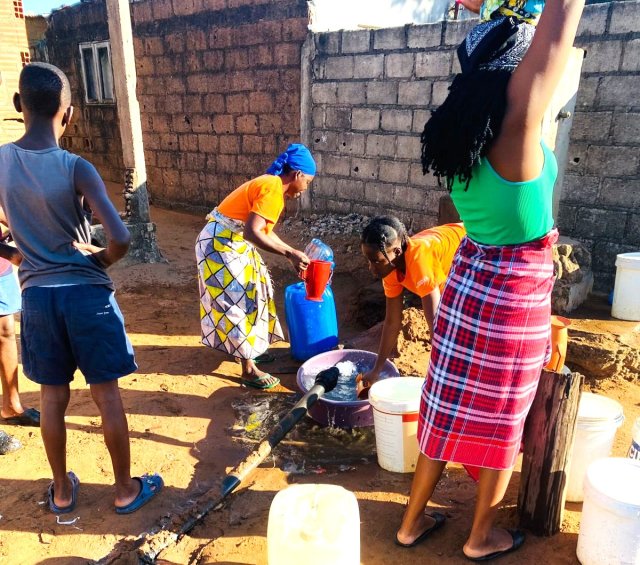 Moradores do Maxaquene C vandalizam encanamento por falta de água