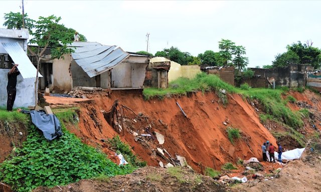 Desabamento de residência alerta para risco em Maputo