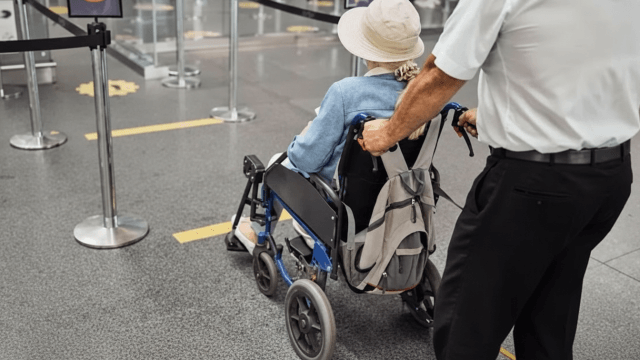 Homem tenta viajar com esposa morta em cadeira de rodas no aeroporto de Tenerife