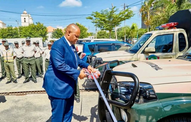 Nampula equipa polícia municipal com novas viaturas para maior segurança
