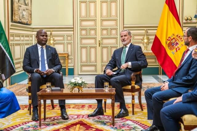 Presidente Daniel Chapo reúne-se com Rei da Espanha em Abu Dhabi