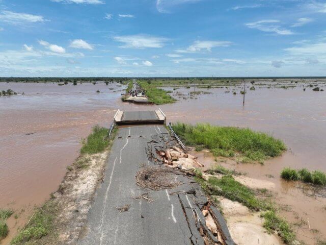 Transbordo do Incomáti volta a cortar a N1 e isola Maputo do resto do país