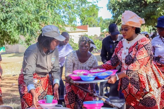 A primeira-dama visita vítimas de cheias em Marracuene