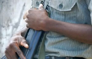 Agente da PRM detido por alegada ligação a assalto que matou três pessoas