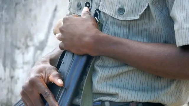 Agente da PRM detido por alegada ligação a assalto que matou três pessoas