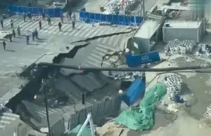 China: Cratera gigante engole parte de avenida em Xangai