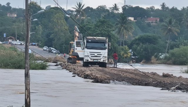 Concluído tapamento do último rombo na EN1 em Xai-Xai