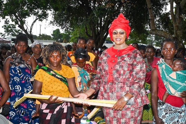 Primeira-Dama ajuda cinco mil famílias afetadas por cheias em Búzi